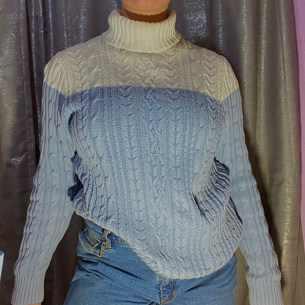 MEDIUM PERIWINKLE AND WHITE TURTLE NECK